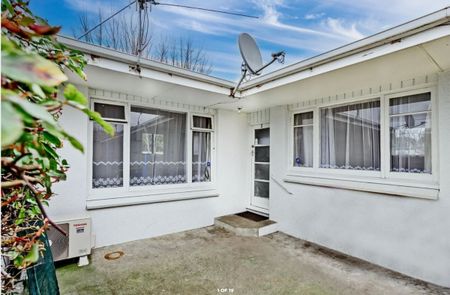 Low Maintenance 2-bedroom flat with wet floor shower - Photo 4