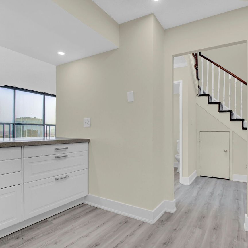 For Lease - 200 Robert Speck Parkway Unit# 5, Mississauga, Ontario - Photo 1