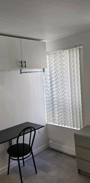 1 1/2 **Non-Fumeur** Chauffé, Éclairé, Semi Meublé, Intercom, WI-FI ($) Caméras de surveillance **Non-Fumeur** - Photo 1