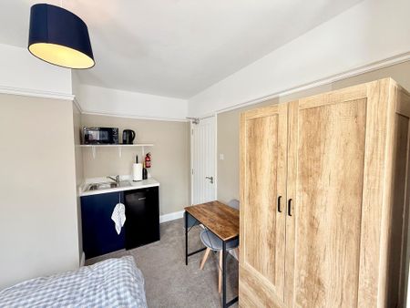 1 bedroom in a house share to rent - Photo 4