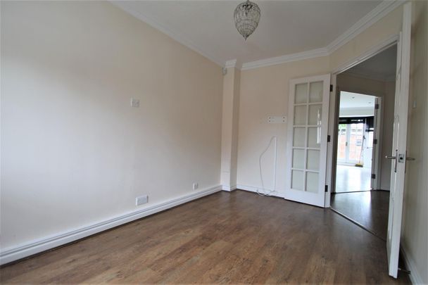 4 bed house to rent in The Birches, Bushey, WD23 - Photo 1