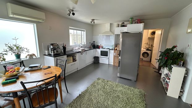 Lovely 3-Bedroom Home in Blockhouse Bay - Prime Location! - Photo 1