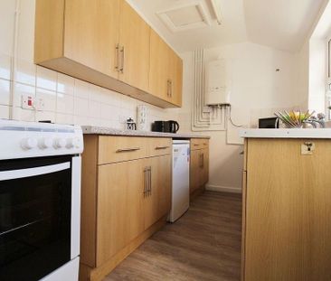 1 bedroom in a house share to rent - Photo 4