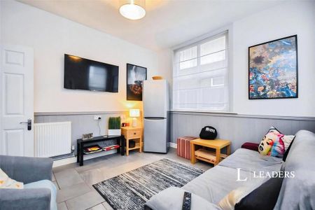 1 bedroom in a house share to rent - Photo 2
