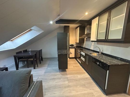 Alquiler de ático en Calle Guido de Garda - Photo 1