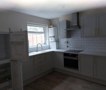 2 bedroom terraced house to rent - Photo 2