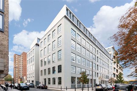 Spacious three bedroom apartment with large windows in the ex Burberry factory conversion. - Photo 2