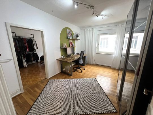 Lichtdurchflutete Altbauwohnung mit Terrasse für stilvolles Stadtleben - Foto 1