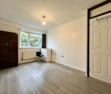Guide Price £2,500 pcm - Available Now - Part Furnished - Photo 2