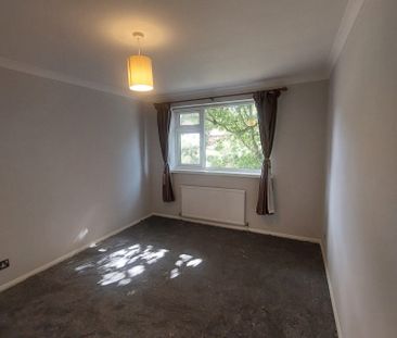 Two Bedroom Newly Redecorated Apartment for Rent in Heart of Beckenham - Photo 2