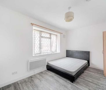 Goldbeaters Grove, Edgware, HA8 - Photo 1