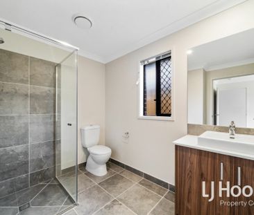 Modern Family Living in Yarrabilba - Photo 2