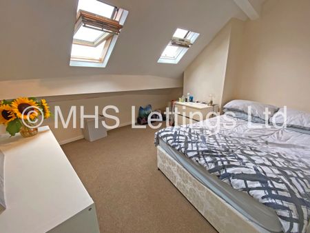 3 Bedroom Mid Terraced House for rent in Beechwood View - Photo 2