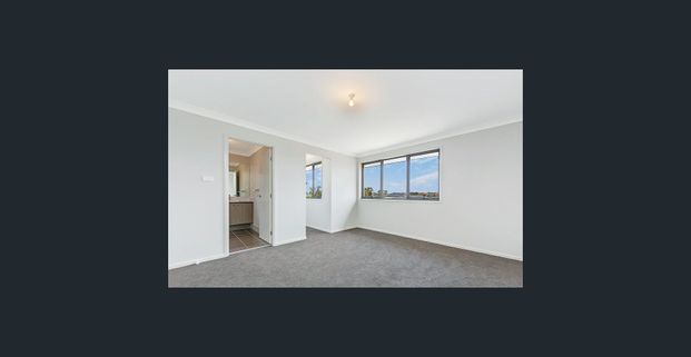 5 BEDROOM HOME WITH 4 BATHROOMS - Photo 1