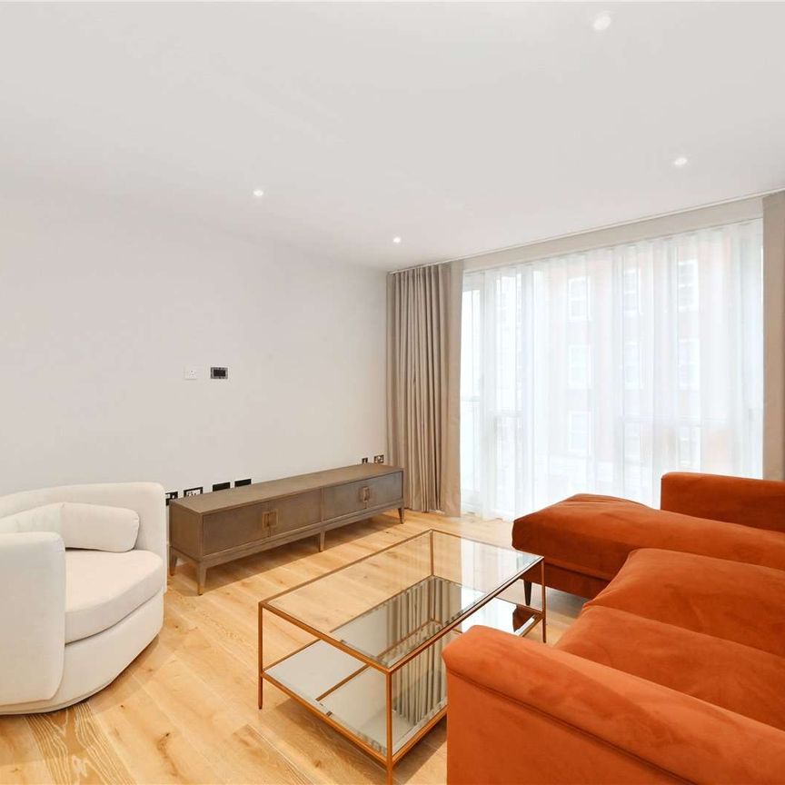 Large three bedroom apartment located moments from Baker Street - Photo 1