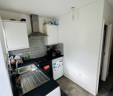Studio Flat, Oxford Road, E15 - Photo 6