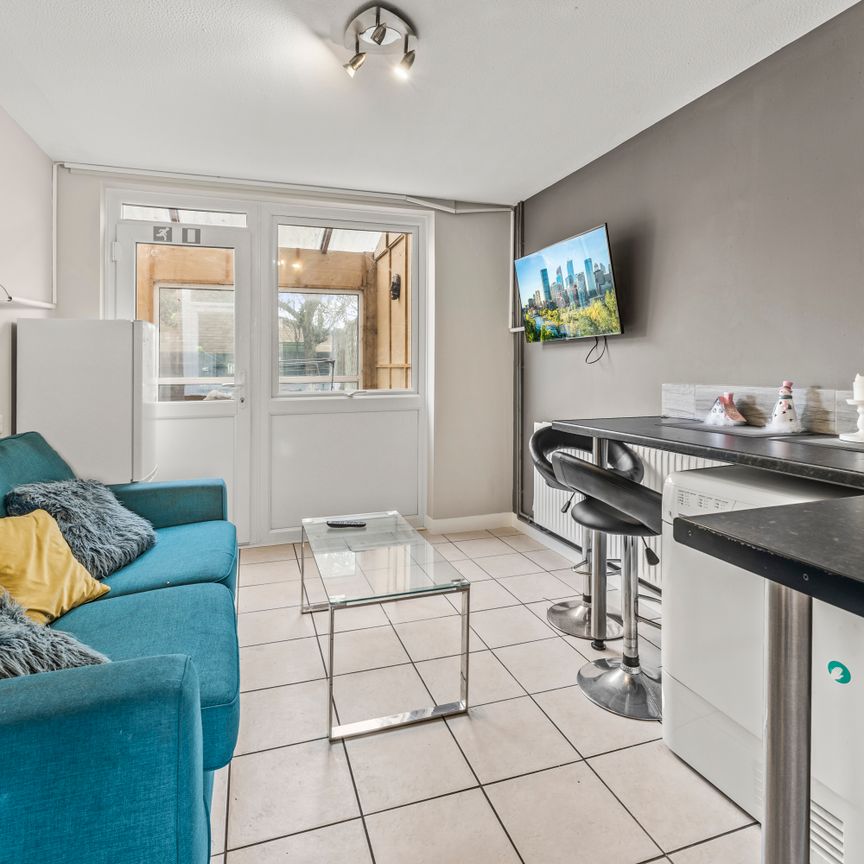 The Silver and Grey Property Room 3 - Photo 1