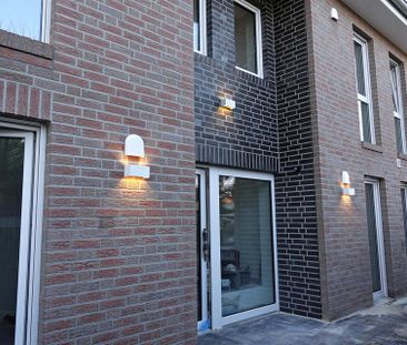 Neubau- Erdgeschosswohnung mit drei Zimmern in zentraler Lage von E... - Photo 1