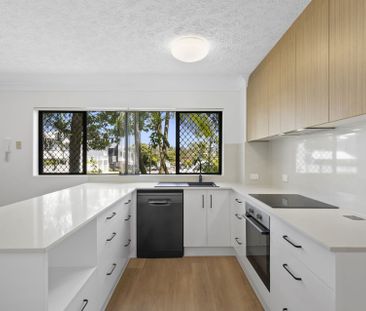 Fully Renovated Luxurious Ground-Floor Corner Apartment with Privat... - Photo 5