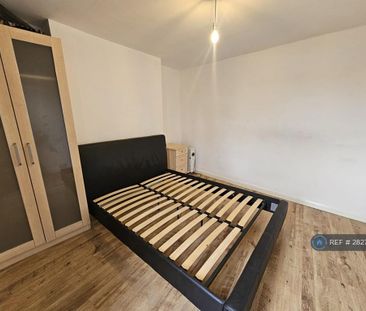3 bedroom flat to rent - Photo 3