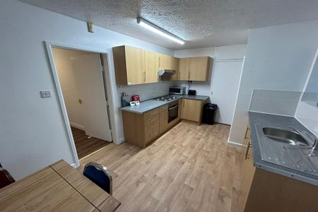 4 bedroom semi-detached house to rent - Photo 2