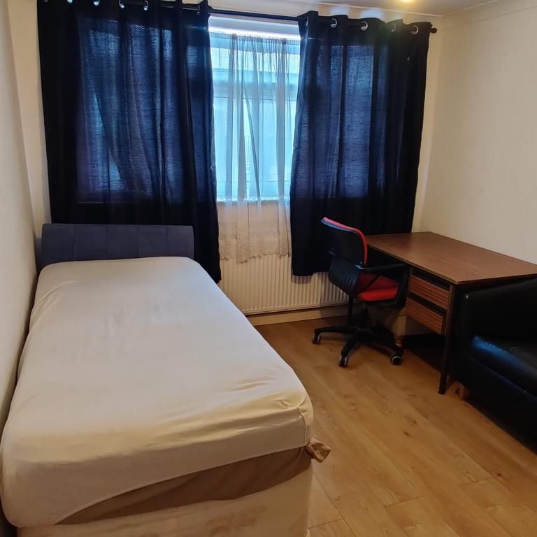 1 bedroom in a house share to rent - Photo 1