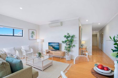 Modern Top-Floor Apartment with Stunning Views and Prime Location - Photo 3