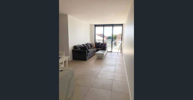 Furnished 2 Bed Stylish Modern Apartment - Photo 1