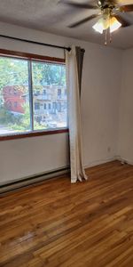 Beau 4 1/2 avec bureau (haut de duplex) - Photo 3