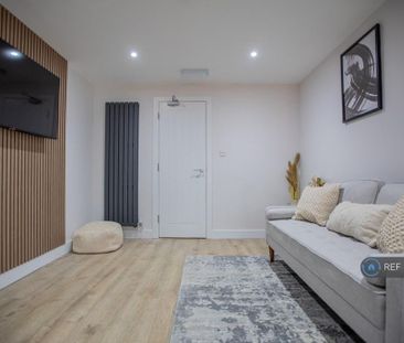 1 bedroom in a house share to rent - Photo 3