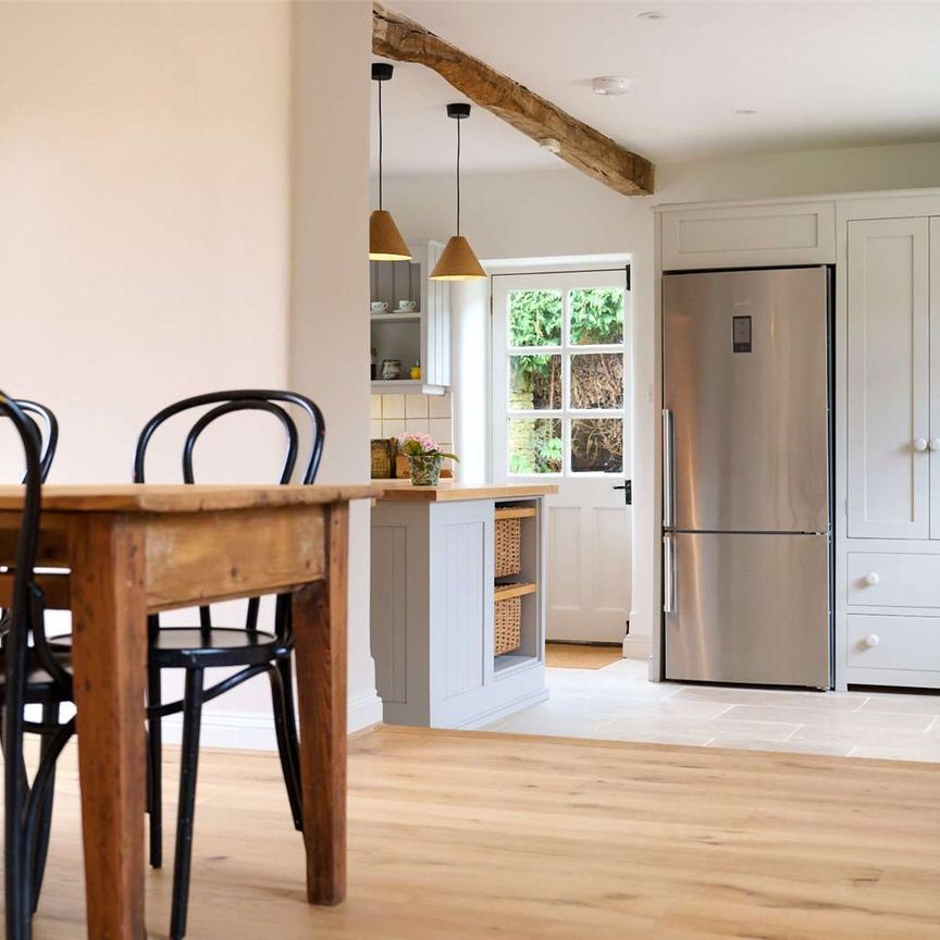 Handsome newly renovated home in the village of Oddington. - Photo 1