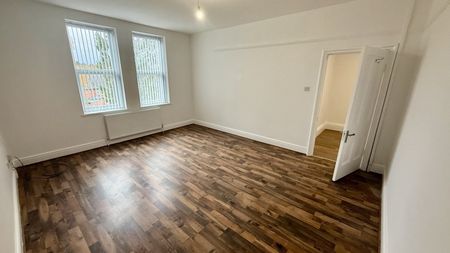 4 bedroom flat to rent - Photo 2