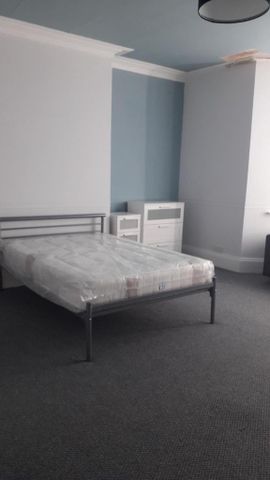 1 bedroom in a house share to rent - Photo 3