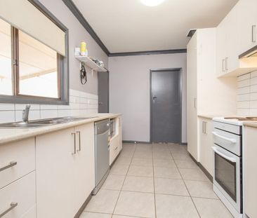 Close to schools and shops - Photo 3