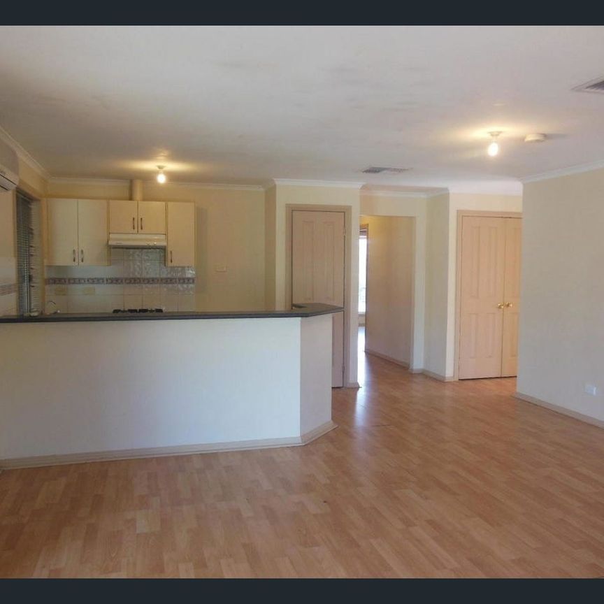 Neat and Comfortable Family Home in Prime Location! - Photo 1