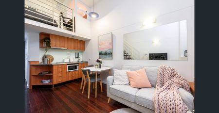 Furnished One Bedroom One bathroom Loft - Heritage Building - Photo 2