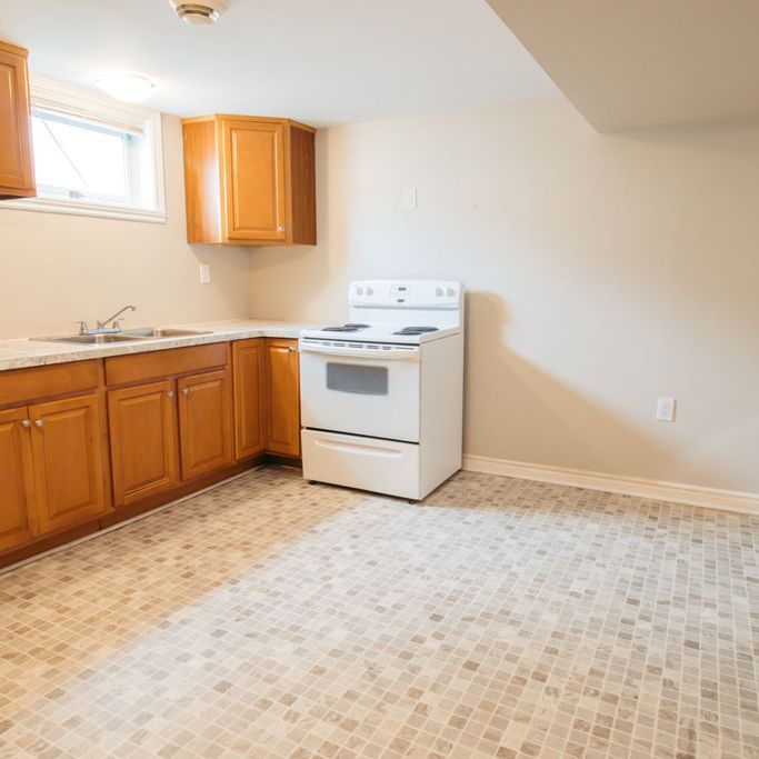 17 Page St, St. Catharines - 1 Bedroom Lower Unit - Photo 1