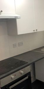 1 bedroom in a flat share to rent - Photo 3