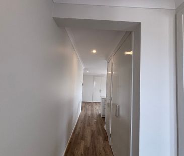 Modern 3-Bedroom Family Home with 2 Bathrooms and Garage - Photo 3