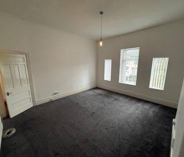 3 bedroom flat to rent - Photo 2