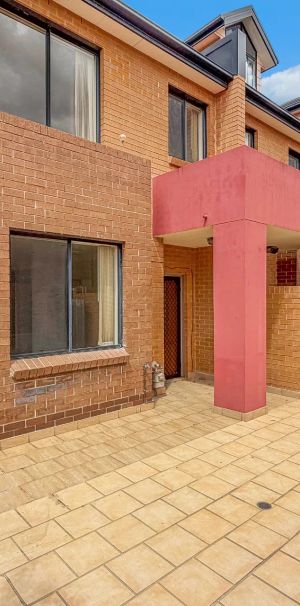 Exquisite, Freshly Refurbished Triple Story Townhouse In Superior Location - Photo 1
