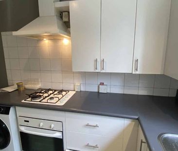 LOVELY AND SUNNY TOP FLOOR APARTMENT: - Photo 2