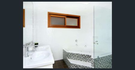 Light filled, private family oasis - Photo 5