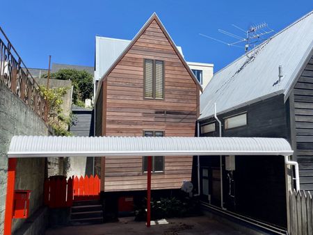 SPACIOUS AND BRIGHT TOWNHOUSE IN MT VIC - Photo 4