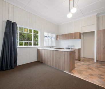 Spacious Character-Filled Apartment in a Peaceful Greenslopes Setting - Photo 4