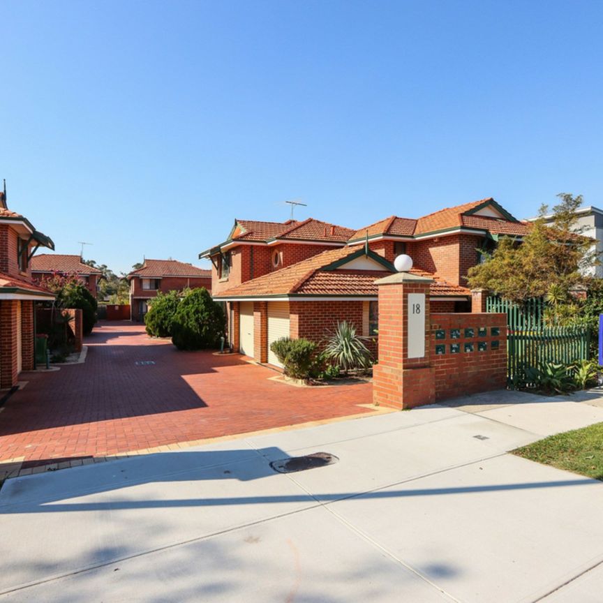 Spacious Homely Townhouse - Photo 1