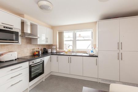 1 bedroom in a house share to rent - Photo 3