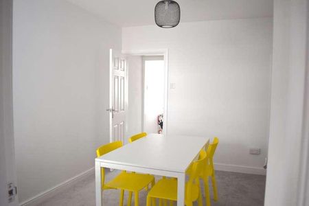 Bed Terraced House // Aug, LN5 - Photo 3