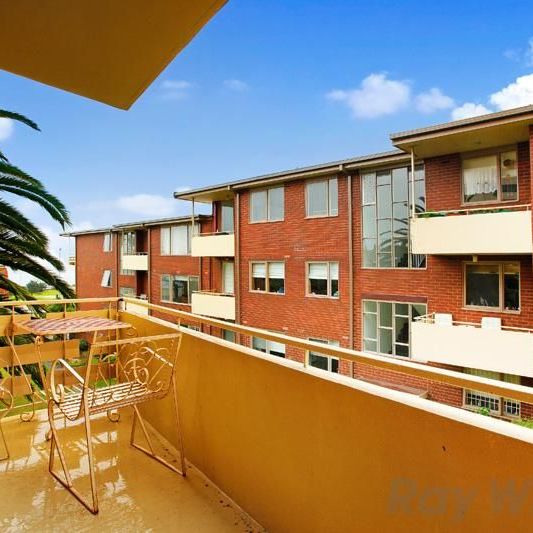 2 Bedroom Property in the Heart of St Kilda - Photo 1