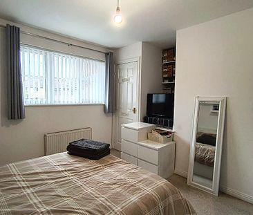 £1,100 PCM, Two Bedroom House with Off-Road Parking and Large Enclo... - Photo 4